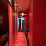 Ubriacare - 初めて来た時は驚きましたが、この赤い壁をまっすぐ進むと、左手にあるエレベーターに乗って4階がお店です。