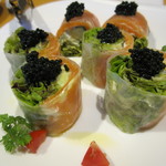 ハイファイブ - スモークサーモンとアボカドの生春巻きキャビア添え