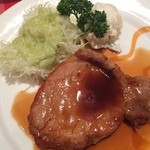 洋食屋 ヨシカミ - 本日のランチ、ポークソテー。シンプルながら、洋食屋の技術を感じる一皿です( ´ ▽ ` )ﾉ