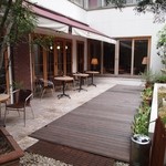アメリ - 通路の奥にはオープンカフェスペース