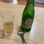 とんかつ 小龍 - ジンジャーエールで到着を待ちます
