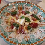 アズーリ - トマトのカプレーゼ。上からチーズ山ほどかかってるね。うまうま！これほんとおすすめ！