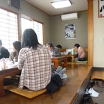 青竹手打ラーメン 日向屋 - 小上がりの座敷