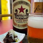 亀有飯店 - 赤星633mlとお通しの豚角煮