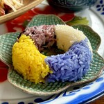 カフェモン - プレーンの白、お姉さんの畑で採れたアンチャンの青、ターメリックの黄色、黒米の赤。
      タイ米らしくコワめの炊き上がりのおこわ、とってもいい香り〜♡(*´ω`*)