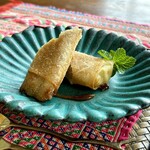 カフェモン - バナナの揚げ春巻き（ランチに＋¥300税込）
      パリパリの揚げ春巻き、バナナの自然な甘さと仄かな酸味、そして地元相良町の塩で作ったという塩キャラメルがかかっています♪‎(*´ڡ`●)
