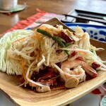 カフェモン - シャッキシャキの青パパイヤ、魚醤の芳醇な旨みと香り、さっぱりとした酸味と唐辛子の辛みの絶妙なバランス！！完璧ദ്ദി ˉ͈̀꒳ˉ͈́ )✧