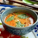 カフェモン - ココナッツミルクのコクと甘味、唐辛子の鮮烈な辛味と柑橘系の酸味、タイハーブの華やかな香り、そして魚介の濃厚な旨味が高次元でマリアージュ♪(●´д｀●´д｀●´д｀●)♡