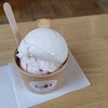 森のジェラート ポエーマ - 濃厚ミルク（上）とイチゴ（下）