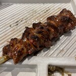 とりこ - “レバー”。スタンダードな串は臭みも全く無くタレも少し濃いめで素晴らしい味わいです。