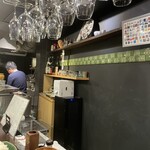 とりこ - 細長〜い店内。このタイト感が素晴らしい。