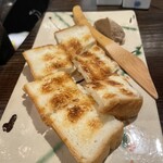 とりこ - レバーのパテとちっちゃ〜いトースト。鳥料理とは違うこのような一皿も新鮮で箸休め的に素晴らしい味わいです。