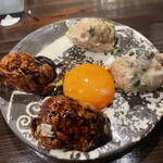 とりこ - “鴨肉とつくね”。味わいしっかりと黄身ソース絡めると味わいマイルドに。美味しいです！