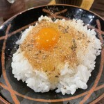 とりこ - “卵かけご飯”。鶏料理店の卵かけご飯は絶対に美味いとの考えから頼みましたが、やはりその通りでした。少し欲を言えば、鰹節的なトッピングは個人的にはなくても抜群の味わいでは無いかと思いました。