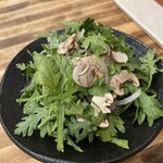 炭火焼きホルモン専門店 北野 - 春菊のサラダ