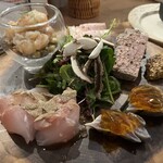 ODETTER - ローストぽく、パテ、コハダのポン酢ジュレ、鯛のトリュフがけ、小エビのカクテル、真ん中はきのこサラダ。魚介料理もとっても美味しいんですよ