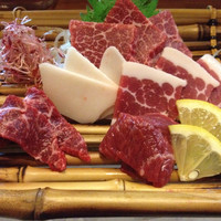 馬桜 下通り店 - 馬刺し盛合せ 1人前