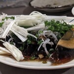 肴屋 魚まる - 皮蛋と白髪ねぎそしてシラス。
      合わない訳がない。