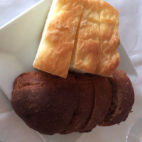 リストランテAO 逗子マリーナ - パンはどちらも美味しかったのですが、個人的には、イチジクのパンが美味でした。