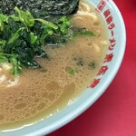 末広家 - 少し獣感があり旨味の強いスープ。