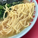 末広家 - 酒井製麺の中太麺。