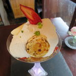 カフェ 中野屋 - 苺とふわふわな仏産蜂蜜のムースとフロマージュ・ブランのシブースト・クリームのパルフェ1
