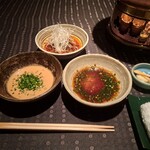 瀬里奈 - しゃぶしゃぶのたれ三点のポン酢、ゴマだれ、ピリ辛だれとおろしニンニクです。