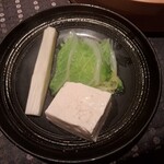 瀬里奈 - しゃぶしゃぶのスープで調理した野菜のうち、豆腐と白菜とマコモダケです。