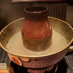 瀬里奈 - 水沢うどんを、しゃぶしゃぶのスープで調理している様子です。