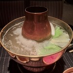 瀬里奈 - しゃぶしゃぶのスープで、野菜を調理している様子のその1です。