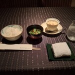 瀬里奈 - ふきん、魚沼産コシヒカリご飯、お味噌汁、松茸の茶碗蒸し、お冷が揃った様子です。