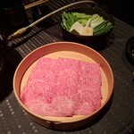 瀬里奈 - 鹿児島県産のA5黒毛和牛リブロースのしゃぶしゃぶ肉と、野菜の2ショットです。