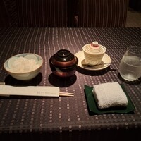 瀬里奈 本店 - ふきん、魚沼産コシヒカリご飯、蓋付きのお椀に入ったお味噌汁、白い蓋付きの器に入った松茸の茶碗蒸しです。