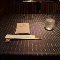 瀬里奈 本店 - テーブル席のお冷、エプロン、お箸です。