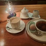瀬里奈 - コーヒー、クレームブリュレのチョコレートアイス添え、ミルク、角砂糖の入った蓋付きの器です。