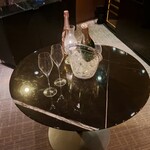 瀬里奈 - グラスとシャンパンです。