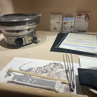 牛刺しと焼肉 仔虎 クリスロード店 - 広いカウンター席
