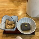 居酒屋ちょうちん - お通し　茹で落花生とごま豆腐