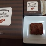 鎌倉紅谷  - 写真追加：別の日に購入したポケットブラウニー4個入り1,620円✨箱の包装の中にPP袋で完全個包装♪くるみ、チョコチップや伊予柑ピールがポイントの可愛らしいブラウニー。