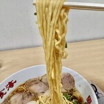 尾道ラーメン 喰海 - やや低加水の、中細平打ち縮れ麺