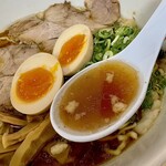 尾道ラーメン 喰海 - 鶏ガラと瀬戸内の小魚からとったダシを使用した、醤油　ベースのスープ。豚の背脂ミンチが浮かぶのが特徴。