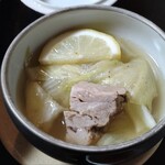 旅館　平利 - 豚肉とレタスのレモン煮みたいな。お肉が柔らかいし、臭みもなくさっぱり。そしてこの肉の塊が3,4個入ってるというボリュームある１品。スープも美味しくて飲み干した。