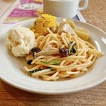 ビッグボーイ - プレミアムセット（税込649円）
※サラダバー、スープバー、ライスバー、カレーバーの4種のセット