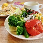 ビッグボーイ - プレミアムセット（税込649円）
※サラダバー、スープバー、ライスバー、カレーバーの4種のセット