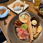 Whisky Dining WWW.W - おすすめプレートランチ。ローストビーフがとても柔らかく、味もしっかりとしみていておいしかった。ハンバーグも手作りで柔らかくて美味しかった。