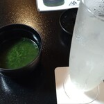 旅館　平利 - 御椀はモロヘイヤと鶏肉。これがめちゃくちゃおいしくて家でも参考にしたいと思いました。隣はレモンチューハイだったかな。