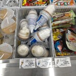 セブン-イレブン 名古屋ナディアパーク前店 - リッチミルクの左､マダガスカルバニラ､イッペン食べてみたいけれど¥160は高いから､買えない(¯―¯٥)