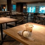 セブン-イレブン 名古屋ナディアパーク前店 - 食べてる途中､ホテルの朝食会場