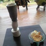 櫻櫻 - セットの食前酒（梅酒）とお菓子