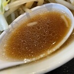 ラーメン 六太 - 『豚☆太ラーメン(小盛り)+味玉＆ニンニク』のスープ